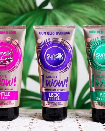 Close-up of a yellow squeeze tube of Sunsilk 1 Minute Wow Morbidi & Luminosi Conditioner highlighting its sleek design and ingredients.