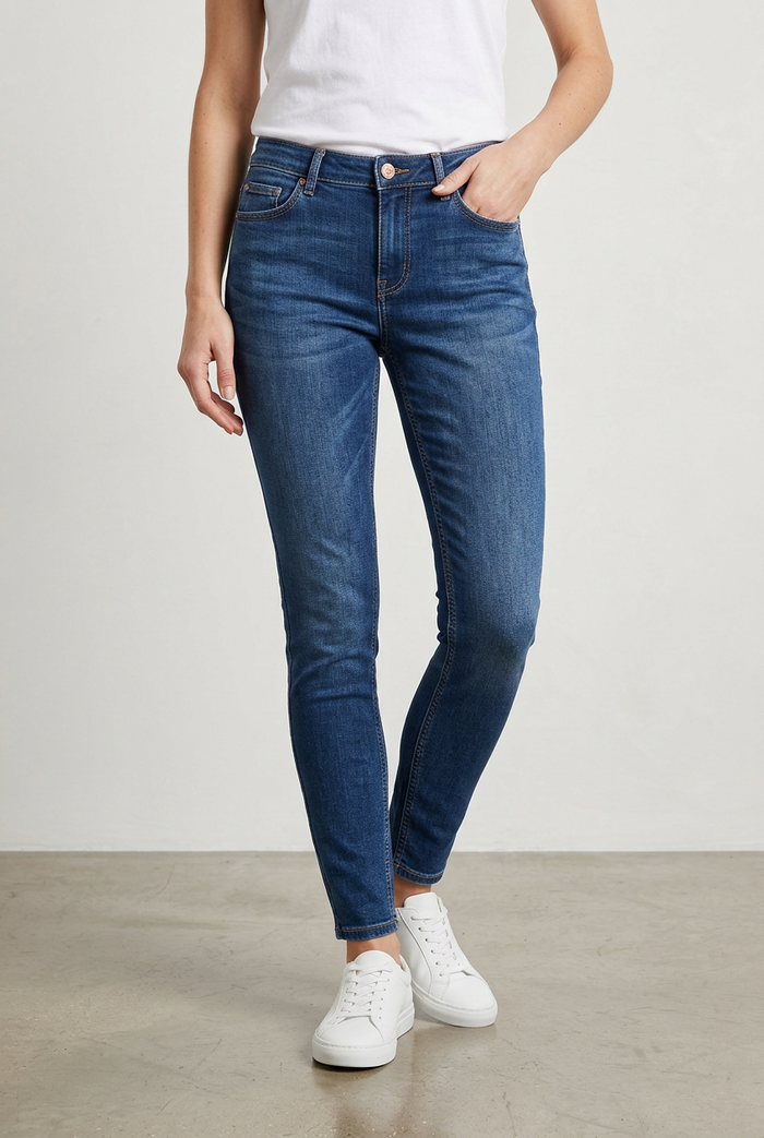 Clearance of Guess Jeans – 1981 High-Waist Skinny (Style W0YA46-D4484)