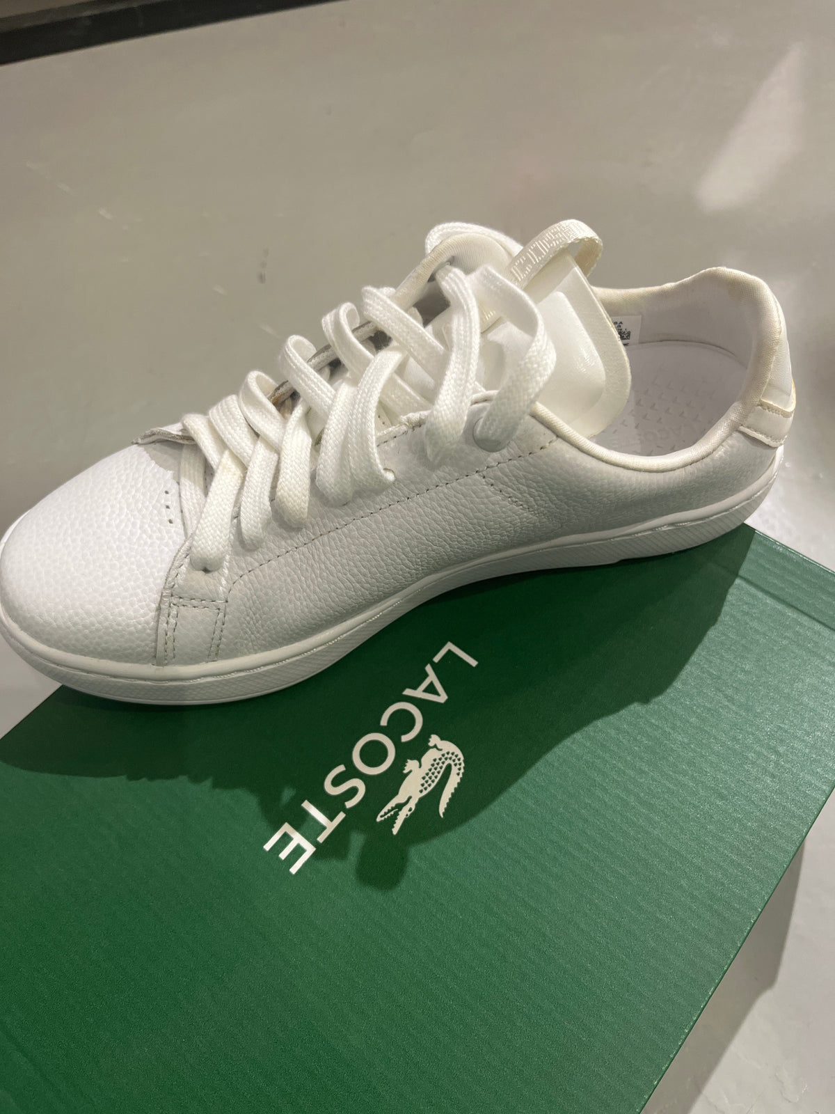 Lacoste Women'S Carnaby Evo Tumbled Leather White Sneakers