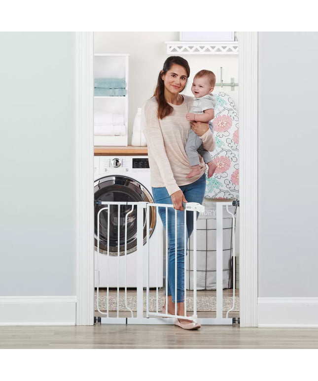 Regalo Easy Step Metal Walk Through Gate, 73 cm Tall, extendable width: 73 cm to 124 cm
