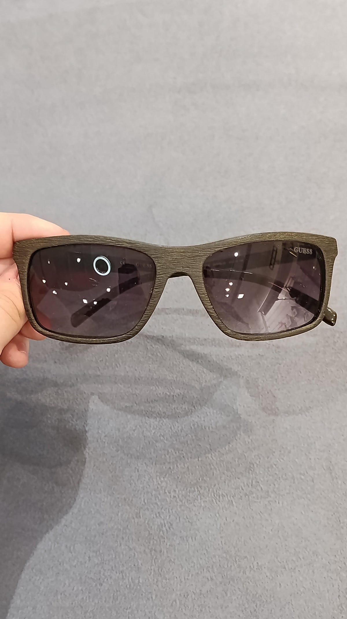 Guess Gu6805 Dkbrn-35 Sunglasses – Dark Brown Wood-Grain / Smoke Gradient