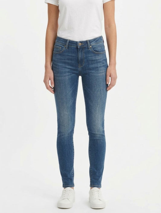 Woman wearing G-Star Raw mid blue skinny jeans, front